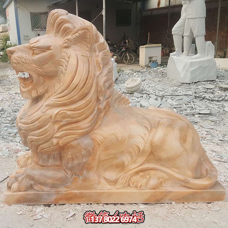 兇猛獅子紅石雕臥著雕塑，為公園景區(qū)添彩晚霞之美