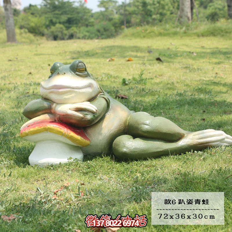 玻璃鋼青蛙雕塑趴著青蛙，給您的景區(qū)增添無(wú)限魅力
